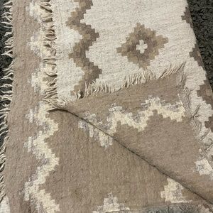 Aritizia Wilfred mosaic blanket scarf